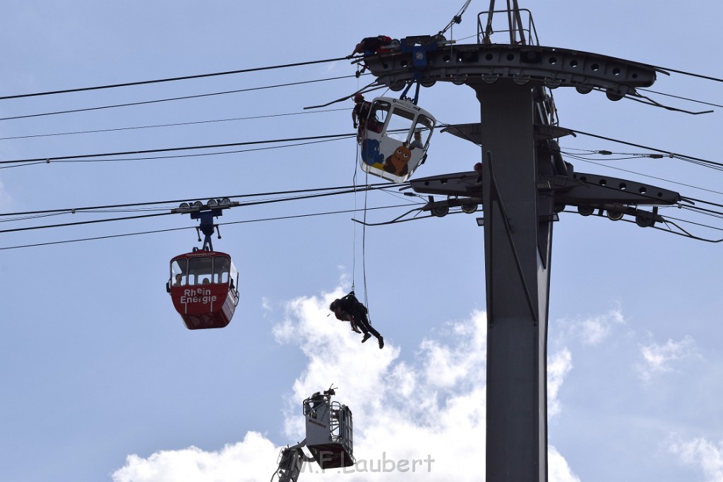 Koelner Seilbahn Gondel blieb haengen Koeln Linksrheinisch P144.JPG - Miklos Laubert